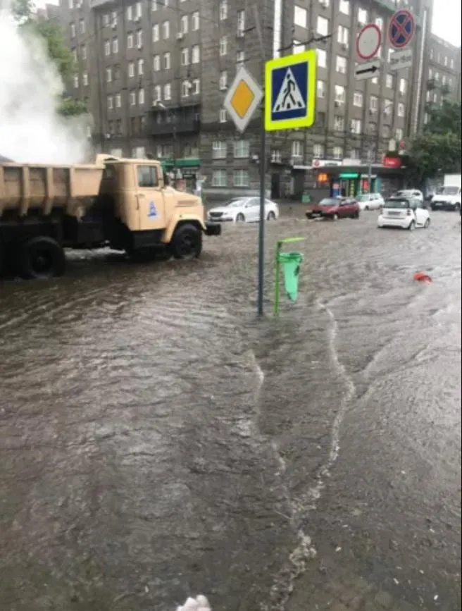 Ремонт дороги клали асфальт під воду деталі Харків