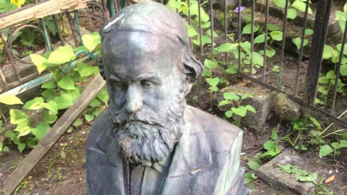 У Києві намагались вкрасти бюст вченого з Байкового кладовища У Києві намагались вкрасти бюст вченого з Байкового кладовища