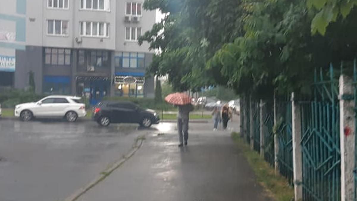 У Києві на Лівому березі сильна злива й град, а у центрі лише грім У Києві на Лівому березі сильна злива й град, а у центрі лише грім