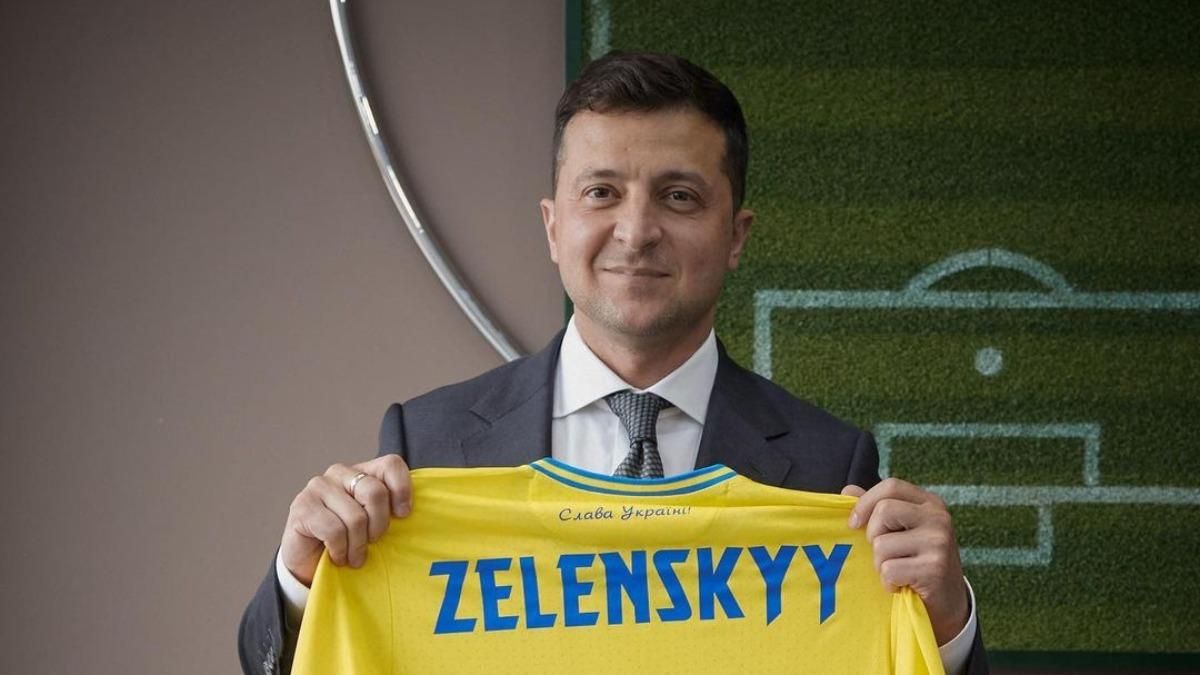 Особлива, – Зеленський отримав екземпляр нової форми збірної України Особлива, – Зеленський отримав екземпляр нової форми збірної України