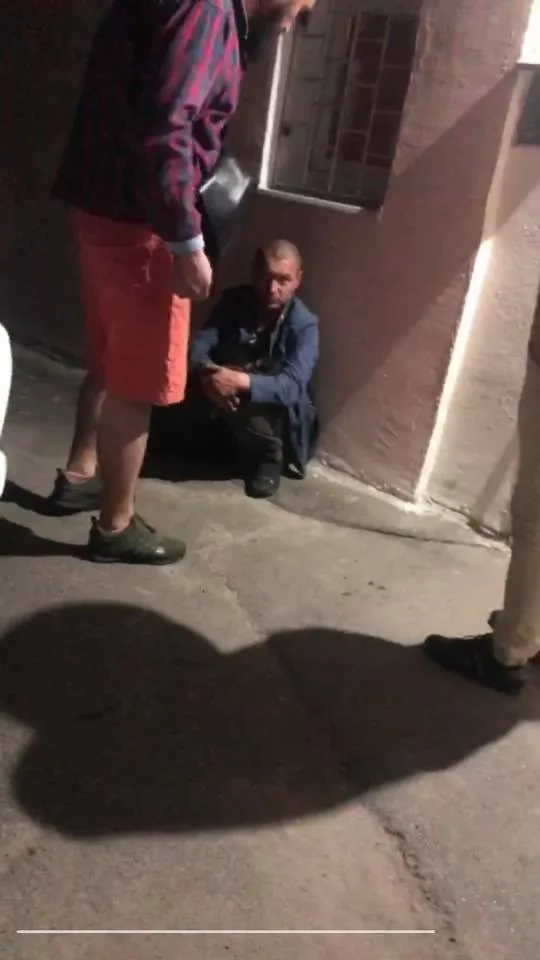 Кинув собаку з 10 поверху Киянин бив пса Поліція затримала Вбивця Тварина Нелюд Кинув собаку з 10 поверху Киянин бив пса Поліція затримала Вбивця Тварина Нелюд