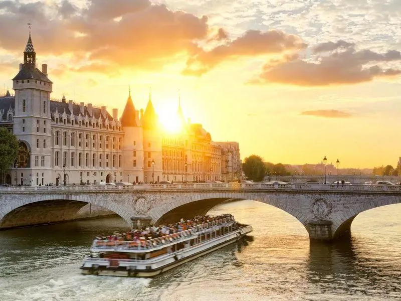 Сена ПАриж прогулянки вздовж річки Сена ПАриж прогулянки вздовж річки