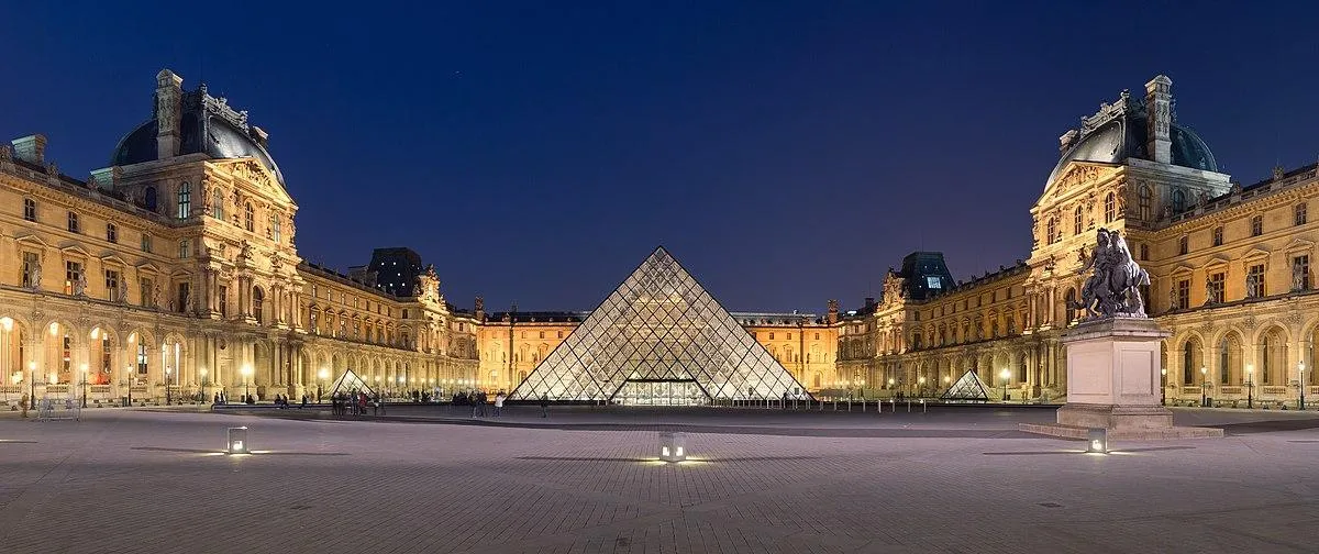 Вечірній Лувр в Парижі