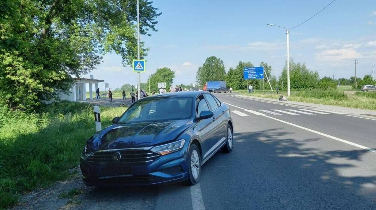 На Львівщині водій Volkswagen на смерть збив військового: фото