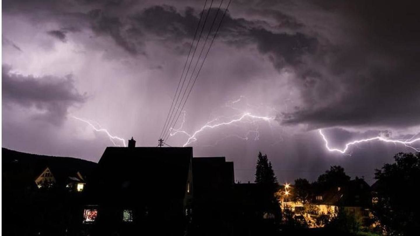Град і грози: по всій Україні оголосили штормове попередження