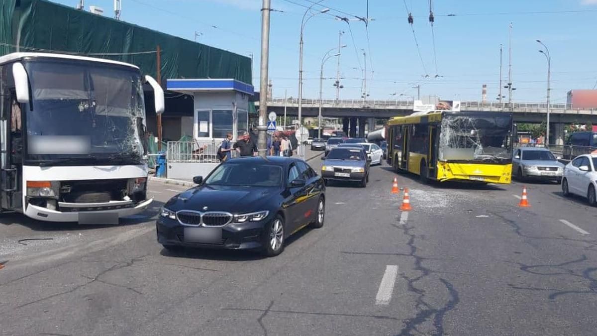 В Киеве на Демеевской площади на проспекте Науки столкнулись автобусы В Киеве на Демеевской площади на проспекте Науки столкнулись автобусы