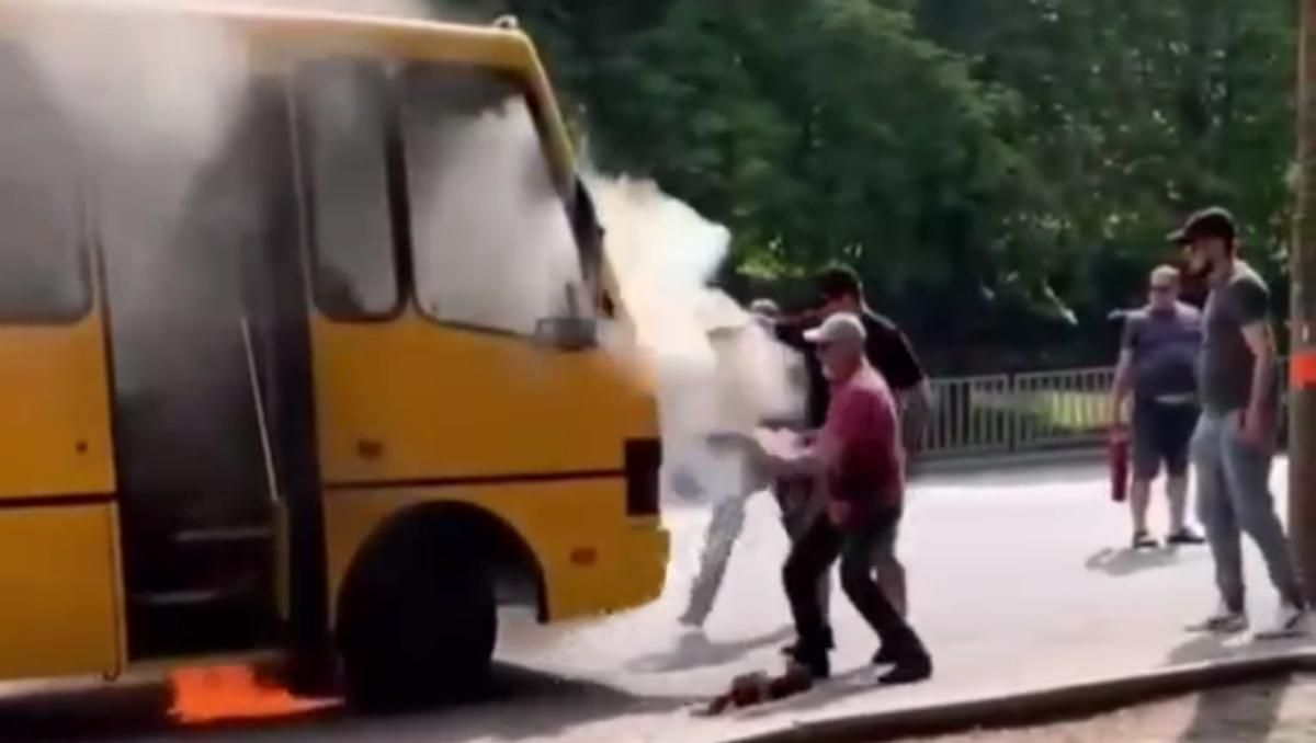 У Дніпрі на Тополі загорілася маршрутка з пасажирами: відео 