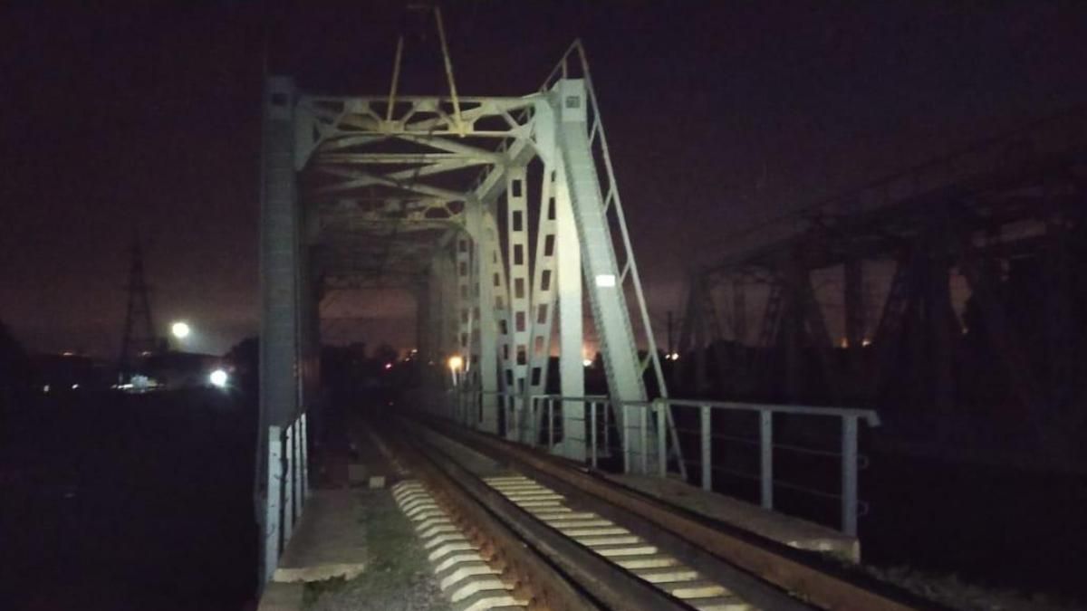 В Харькове 13-летняя девушка погибла на мосту: ударило током В Харькове 13-летняя девушка погибла на мосту: ударило током