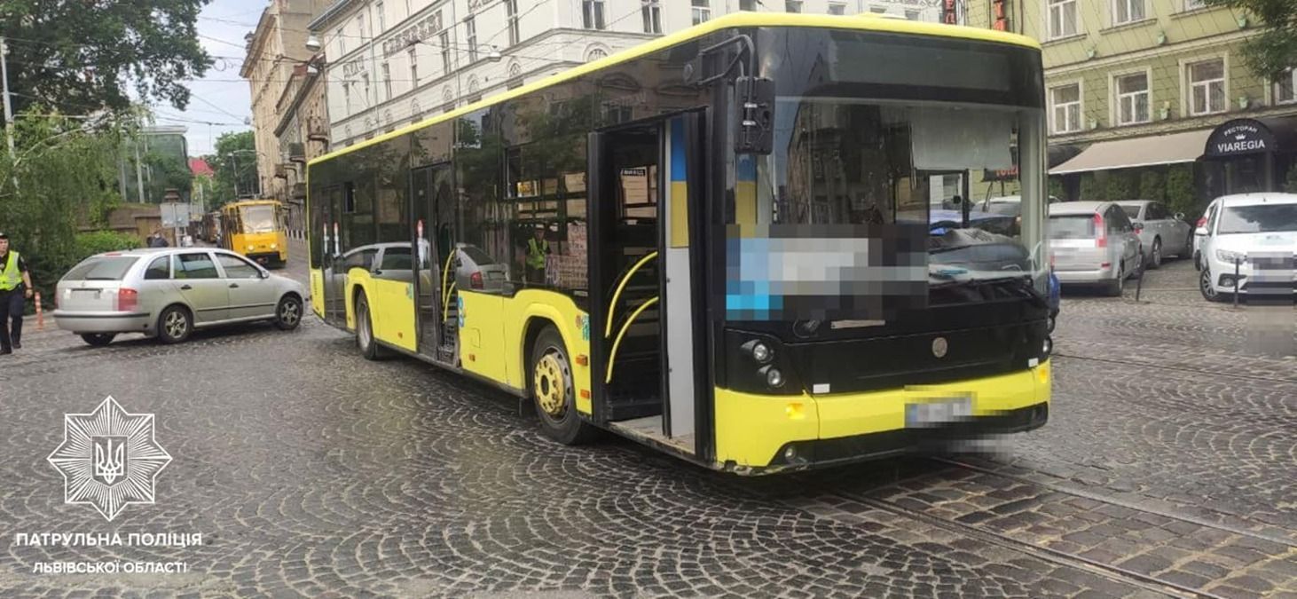 У центрі Львова водій позашляховика розтрощив маршрутку і втік на дачу: фото У центрі Львова водій позашляховика розтрощив маршрутку і втік на дачу: фото