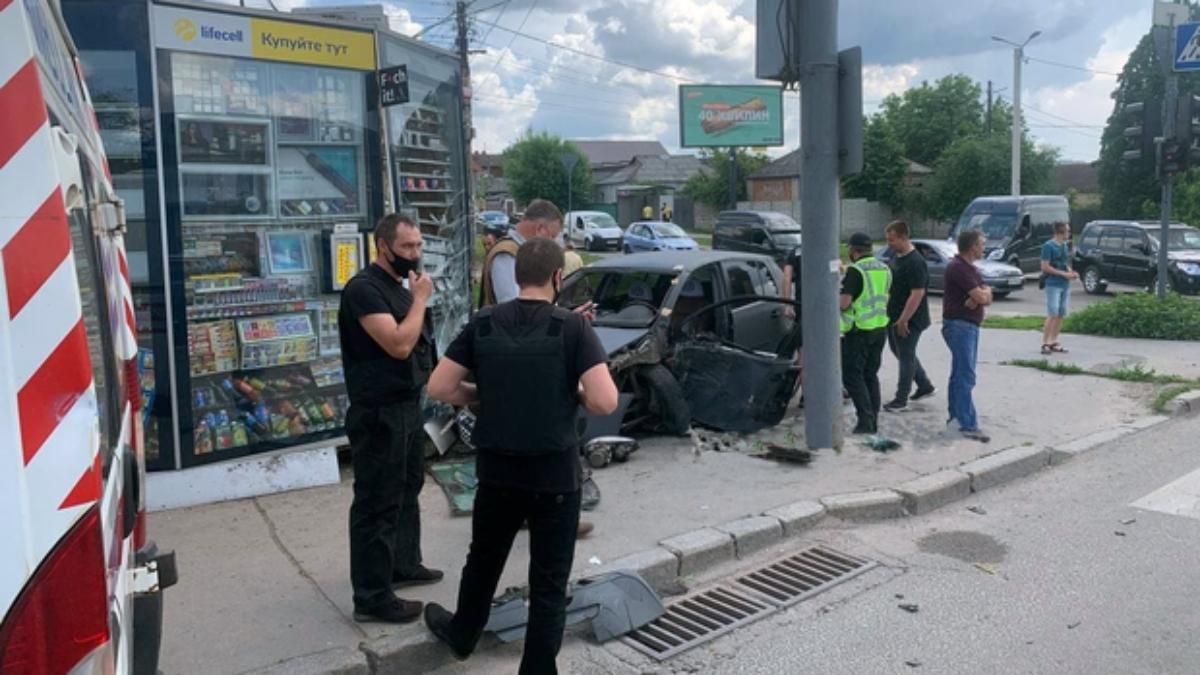 У Харкові авто влетіло в тютюновий кіоск: є постраждалі – відео