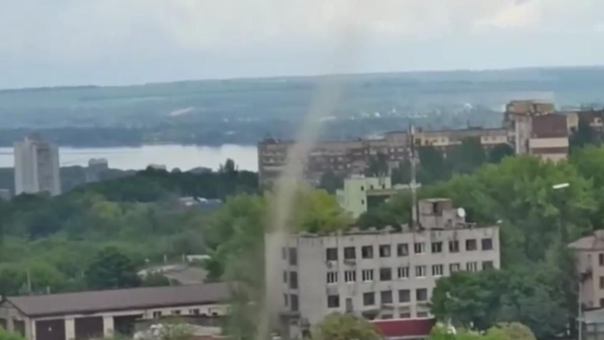 В Днепре снова заметили смерч: видео В Днепре снова заметили смерч: видео