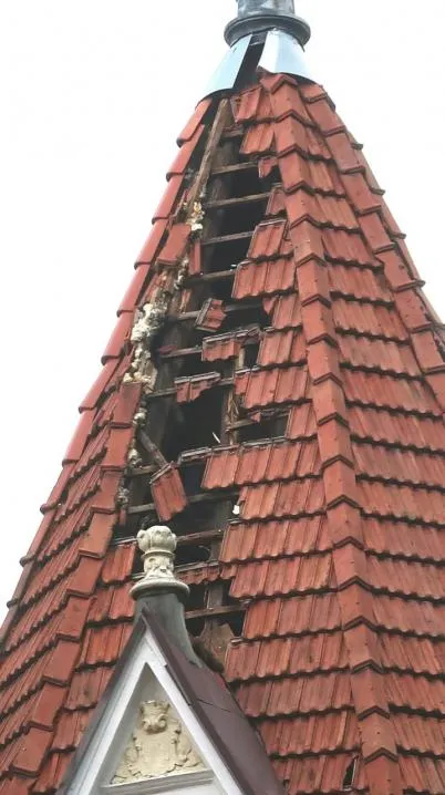 У дах влучила блискавка У дах влучила блискавка