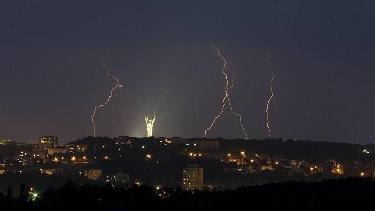 Киян попередили про небезпеку через грози та град Киян попередили про небезпеку через грози та град