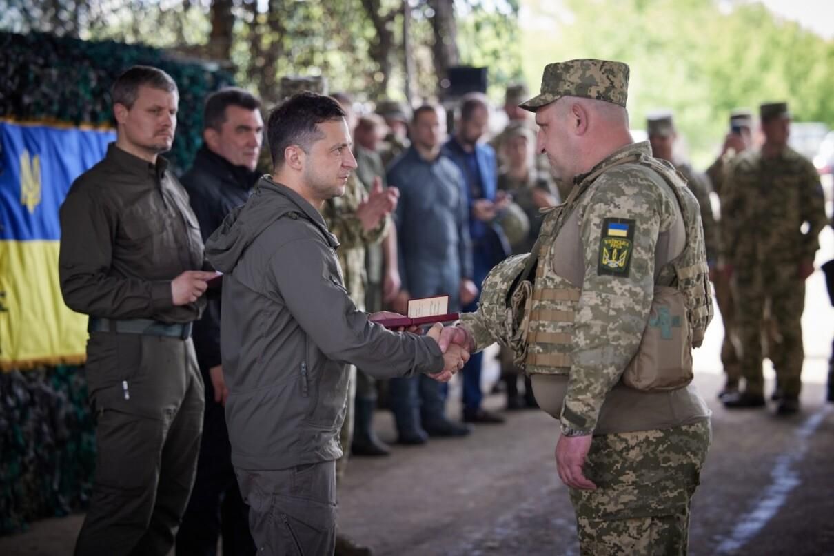 Зеленський відвідав передову і нагородив бійців: фото