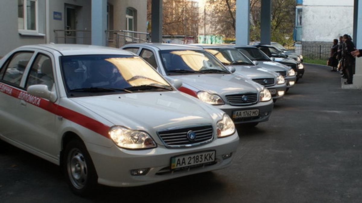 В Киеве нетрезвый водитель медицинской помощи влетел в дерево