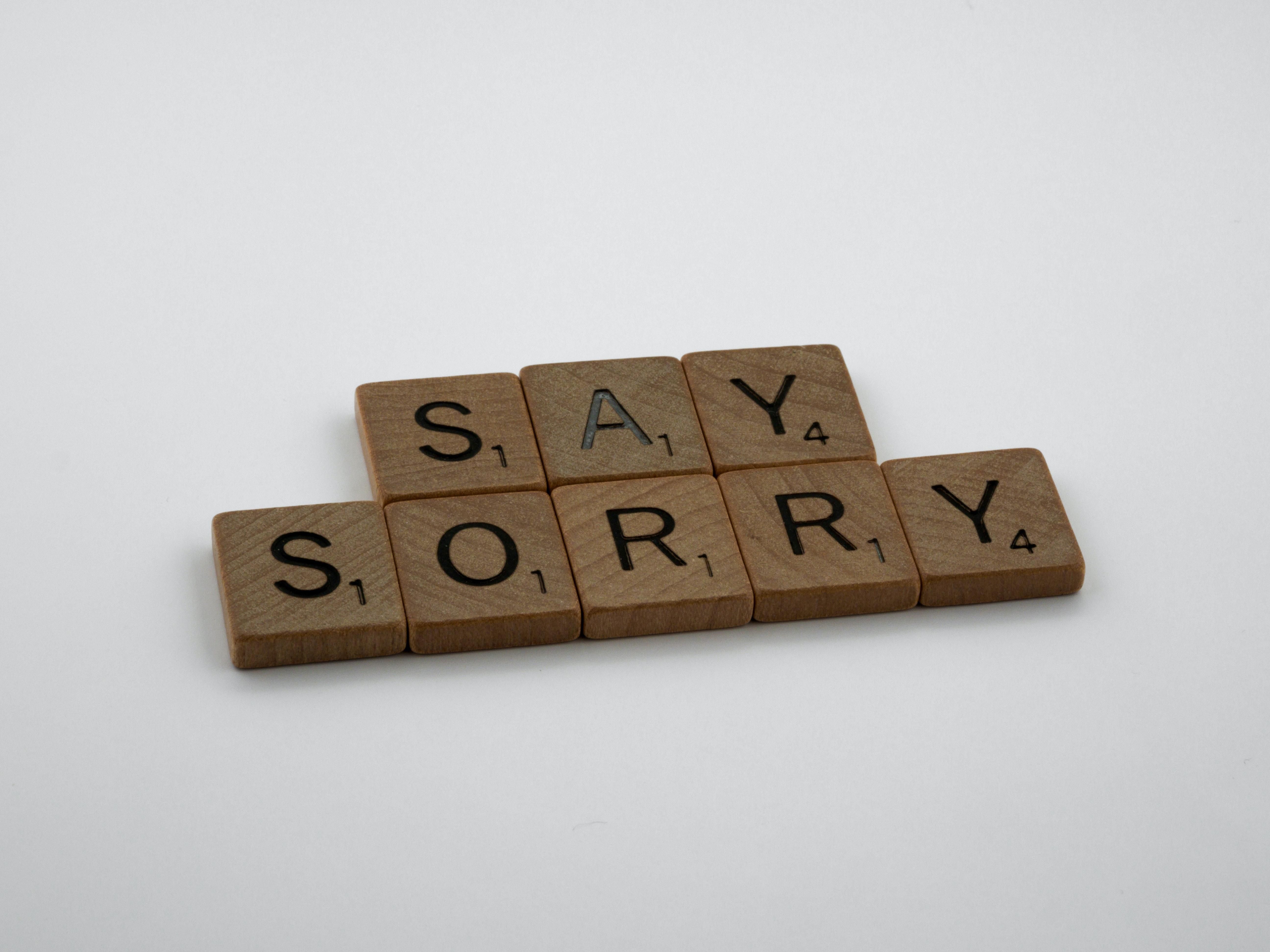 Словами извинения в английском языке являются pardon, excuse me та sorry