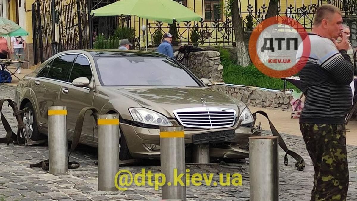 В Киеве на Андреевском спуске болард снизу протаранил Mercedes