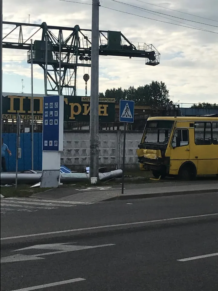У Львові маршрутка знесла знак та розтрощила конструкцію АЗС: фото і відео