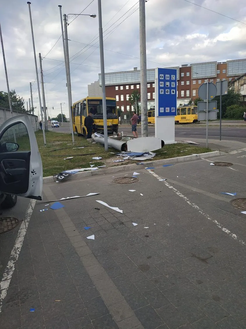У Львові маршрутка знесла знак та розтрощила конструкцію АЗС: фото і відео У Львові маршрутка знесла знак та розтрощила конструкцію АЗС: фото і відео