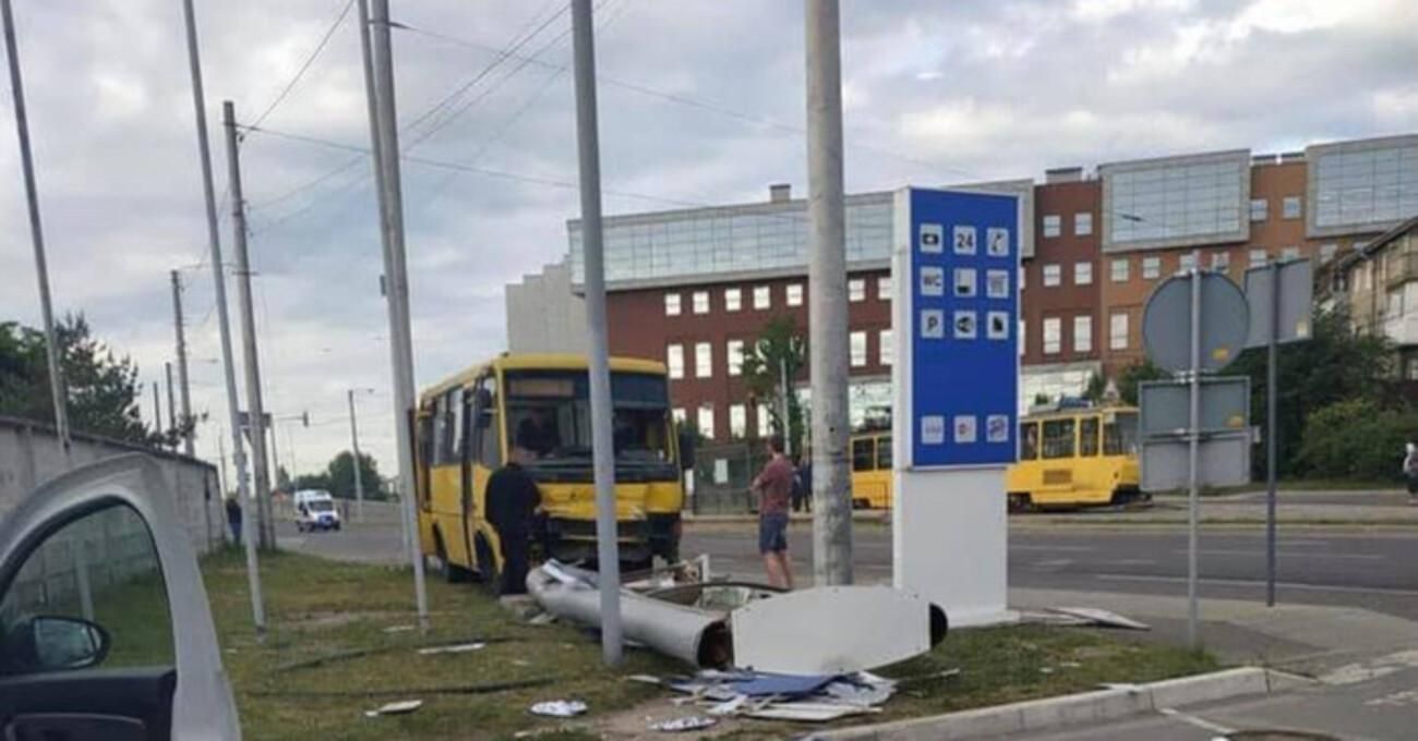 Во Львове маршрутка снесла знак и разгромила конструкцию АЗС: фото и видео