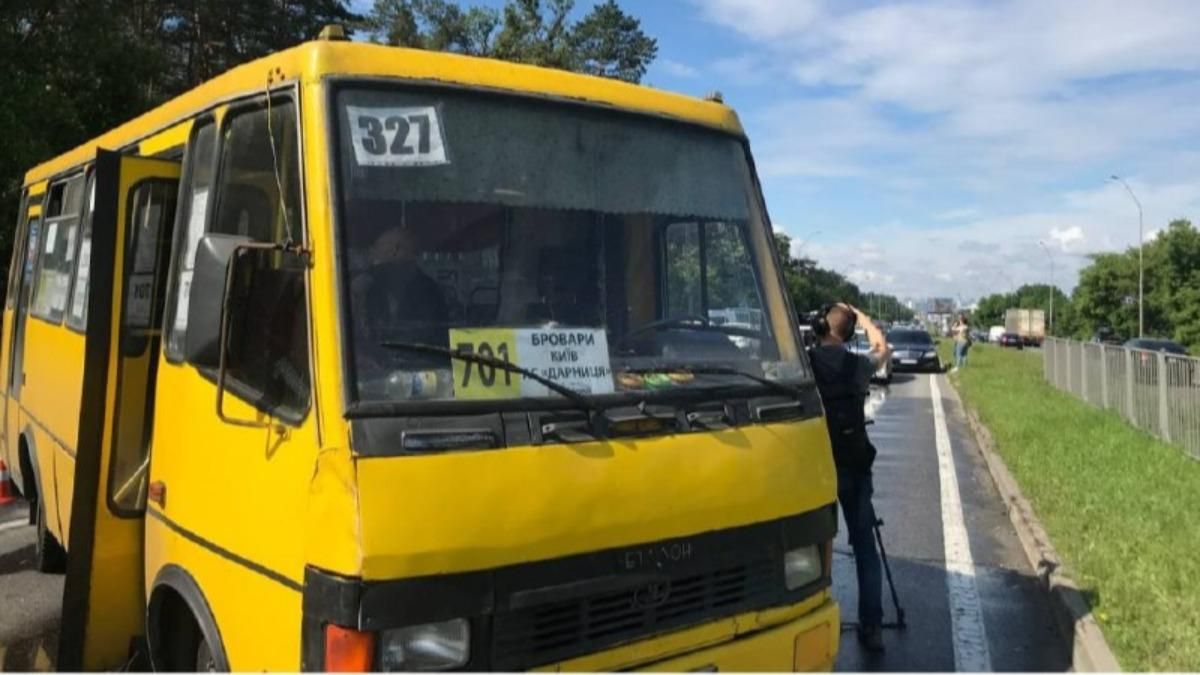 На Броварському проспекті маршрутка зіткнулась з легковиком: є постраждалі