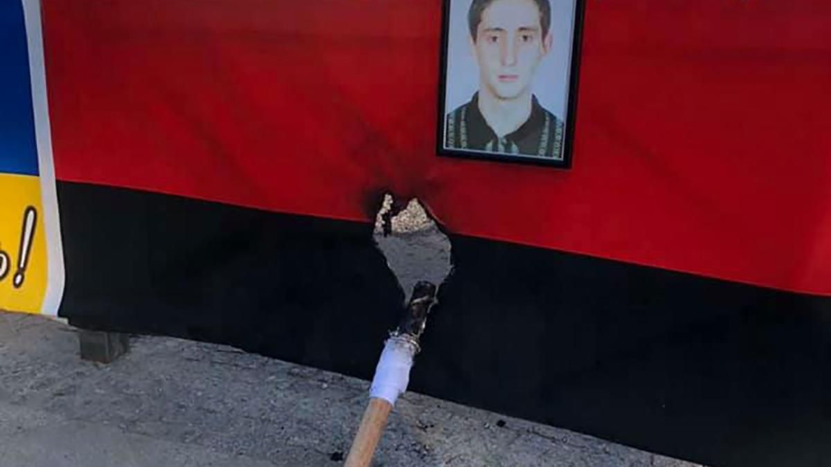 В Одесі пошкодили меморіал загиблим патріотам: підпалили прапор