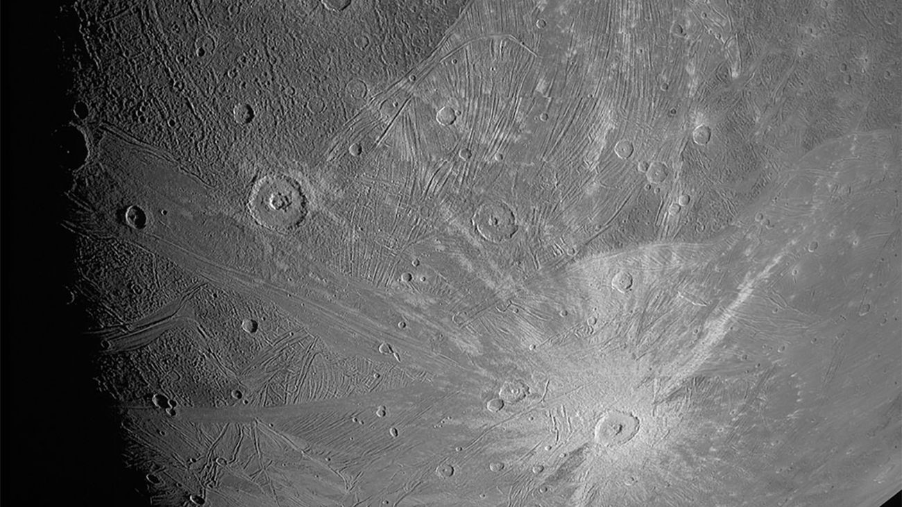 Спутники Юпитера: зонд NASA прислал фотографии Ганимеда Спутники Юпитера: зонд NASA прислал фотографии Ганимеда