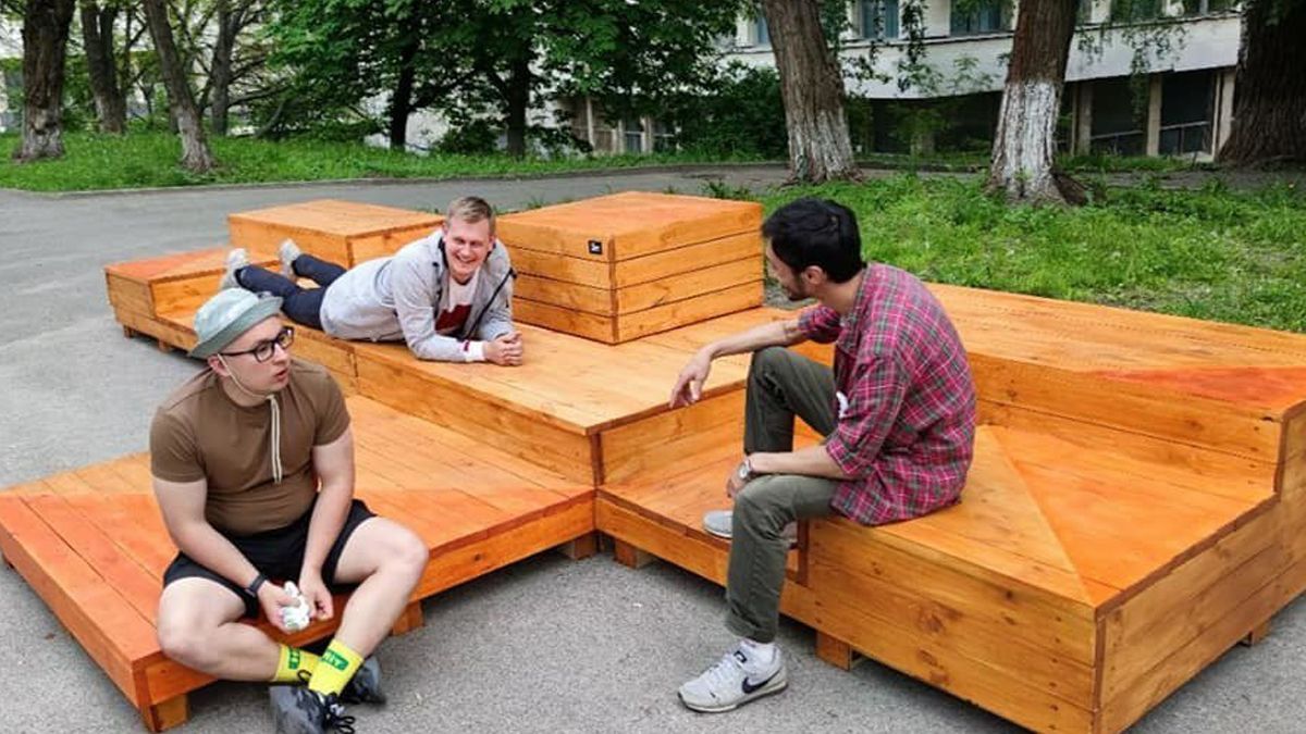 В Киеве исчезла лавочка возле КПИ: в университете ничего не знают В Киеве исчезла лавочка возле КПИ: в университете ничего не знают