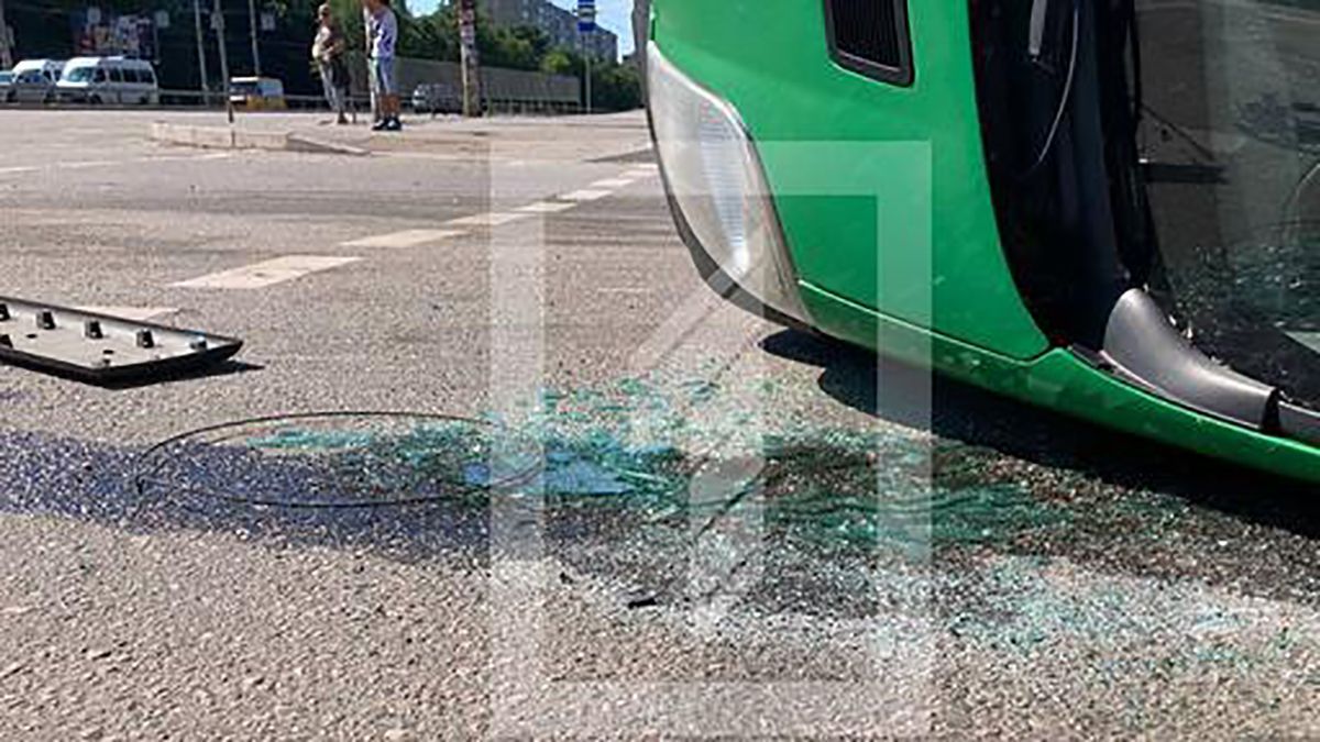 В Кривом Роге в ДТП перевернулась маршрутка: фото В Кривом Роге в ДТП перевернулась маршрутка: фото