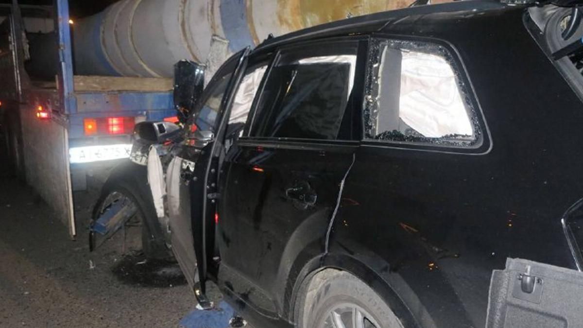 ДТП у Києві: на Окружній позашляховик влетів у фуру з трубами, – відео ДТП у Києві: на Окружній позашляховик влетів у фуру з трубами, – відео