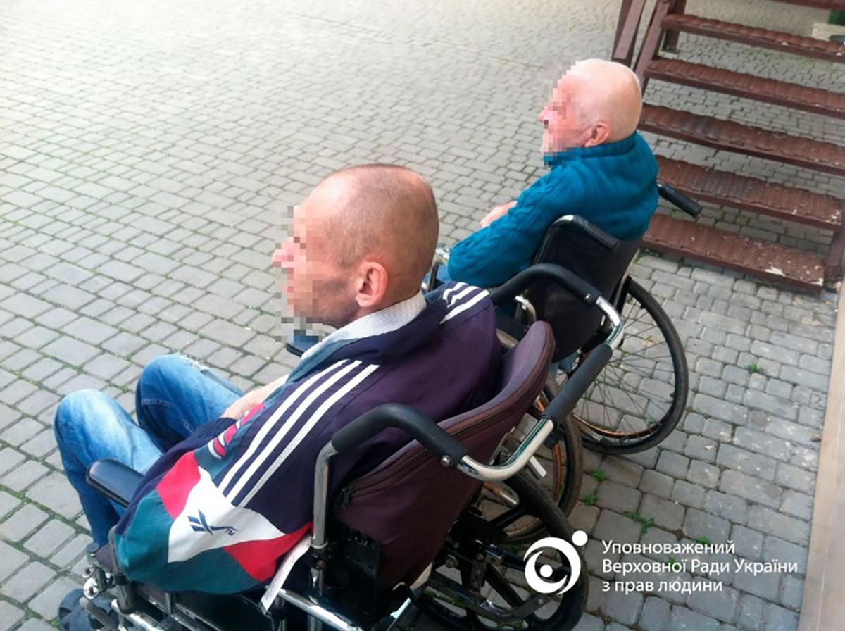В Одессе трех пациентов психбольницы с инвалидностью вывезли на кладбище и оставили: видео