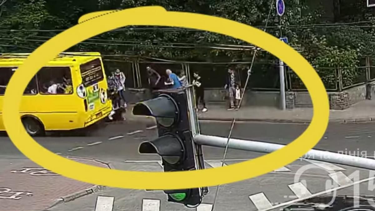 Во Львове маршрутка сбила 16-летнюю на переходе: видео Во Львове маршрутка сбила 16-летнюю на переходе: видео