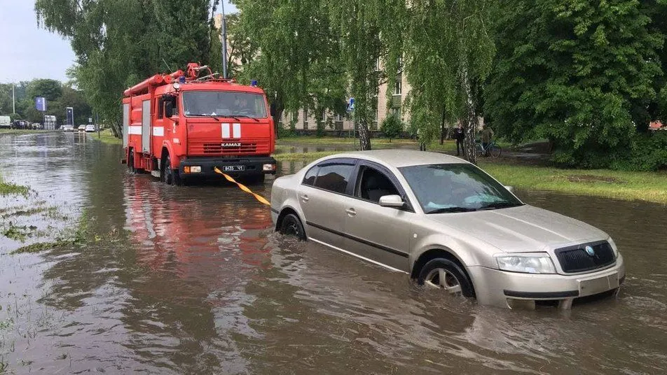 У Полтаві рятувальники евакуювали авто