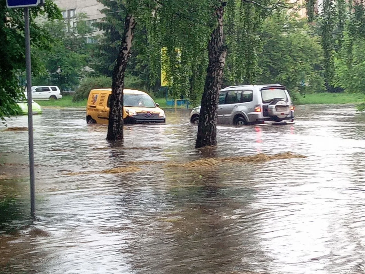 У Полтаві підтопило вулицю У Полтаві підтопило вулицю