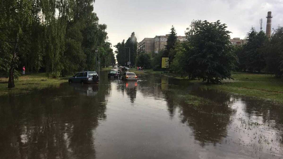 Сильный ливень: в Полтаве спасатели вытаскивали машины из воды