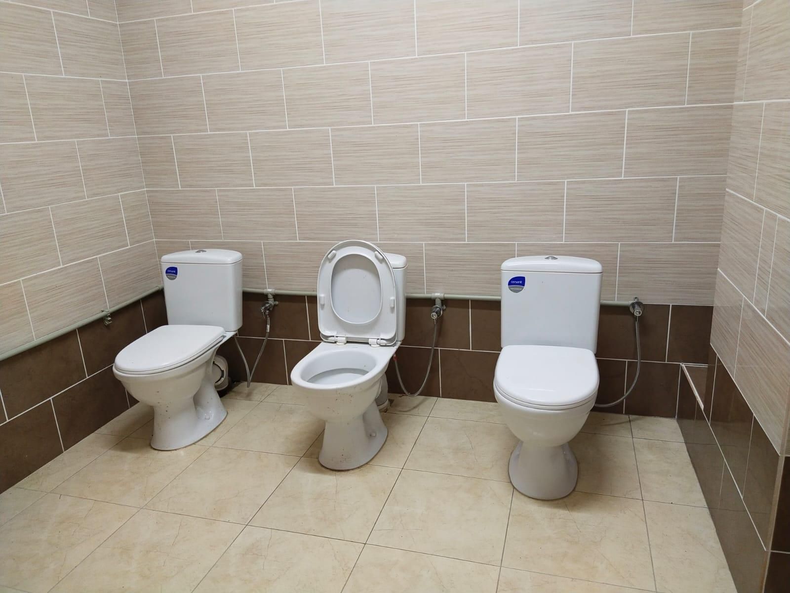 Для людей без комплексів: у червоноградському спорткомплексі з'явився туалет без кабінок – фото