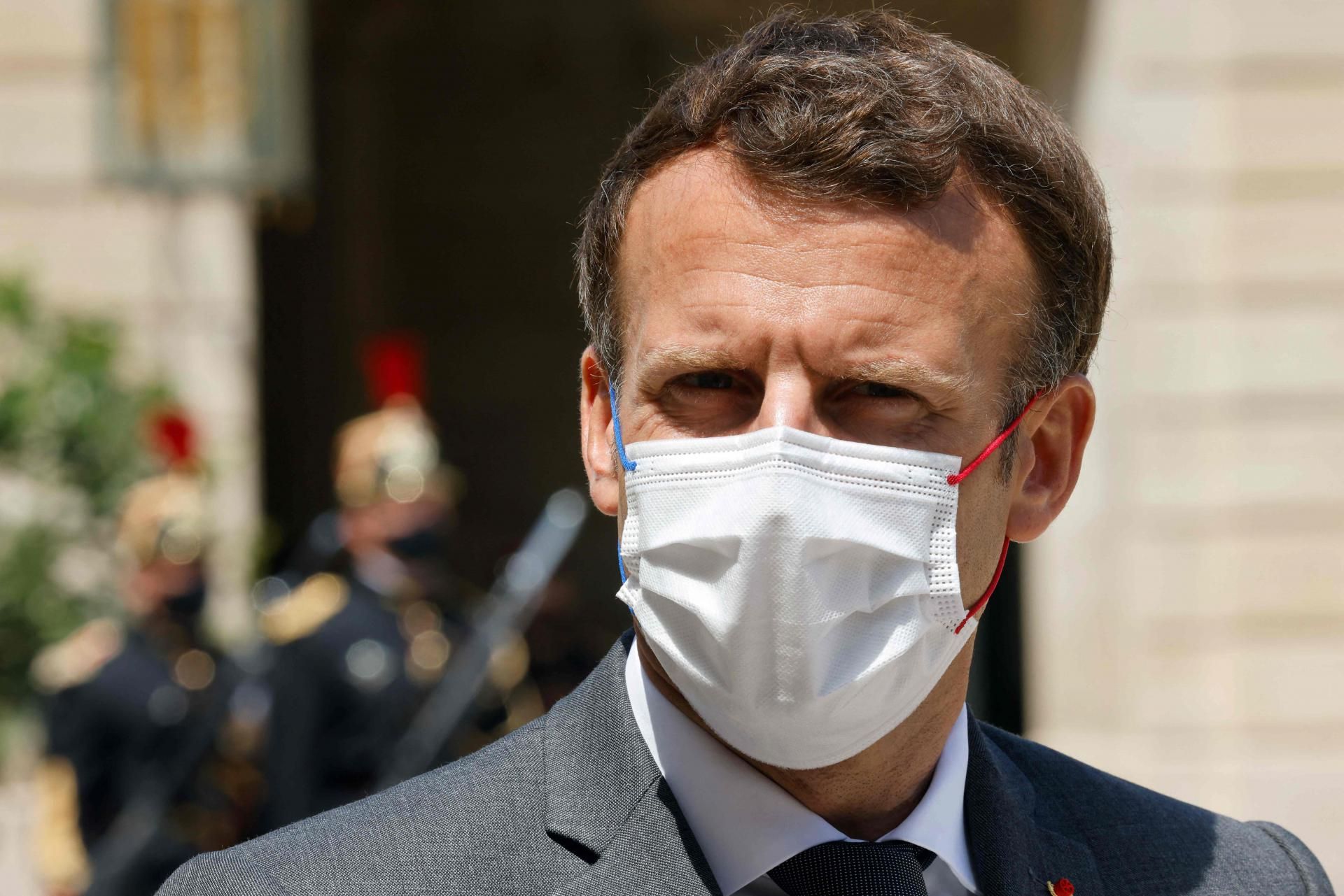 Чоловіка, який дав ляпаса Макрону, загримів у в'язницю на 4 місяці Чоловіка, який дав ляпаса Макрону, загримів у в'язницю на 4 місяці