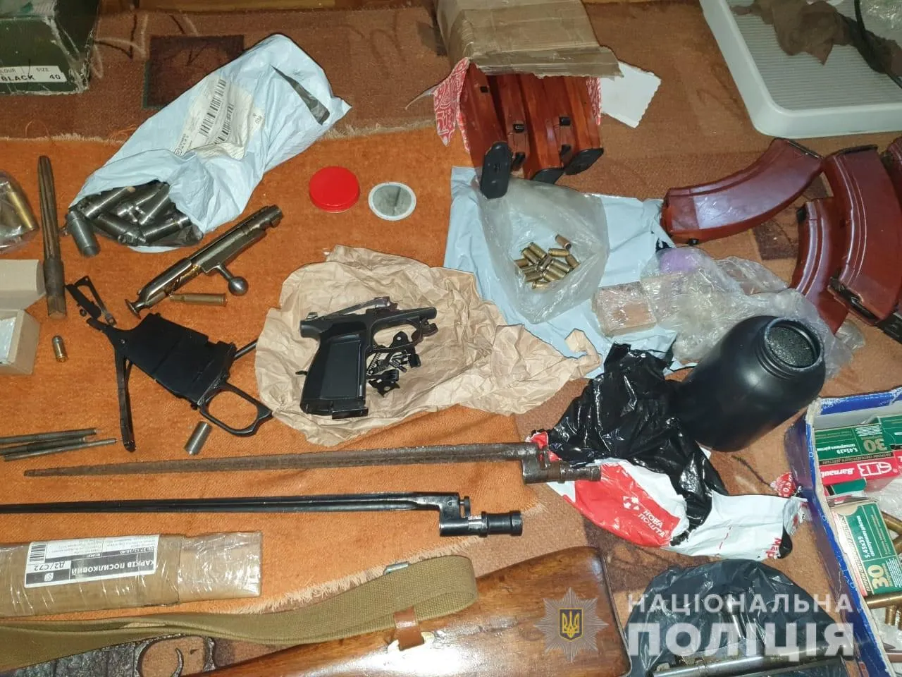 Зброя Арсенал Обшук поліція правоохоронці затримання боєприпаси Зброя Арсенал Обшук поліція правоохоронці затримання боєприпаси