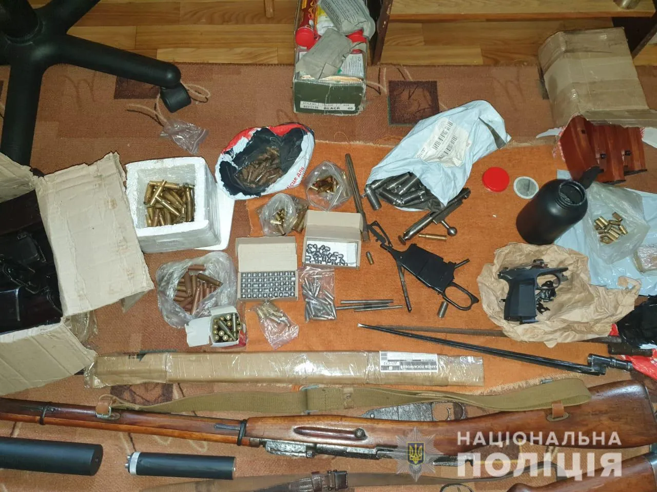 Зброя Арсенал Обшук поліція правоохоронці затримання боєприпаси Зброя Арсенал Обшук поліція правоохоронці затримання боєприпаси
