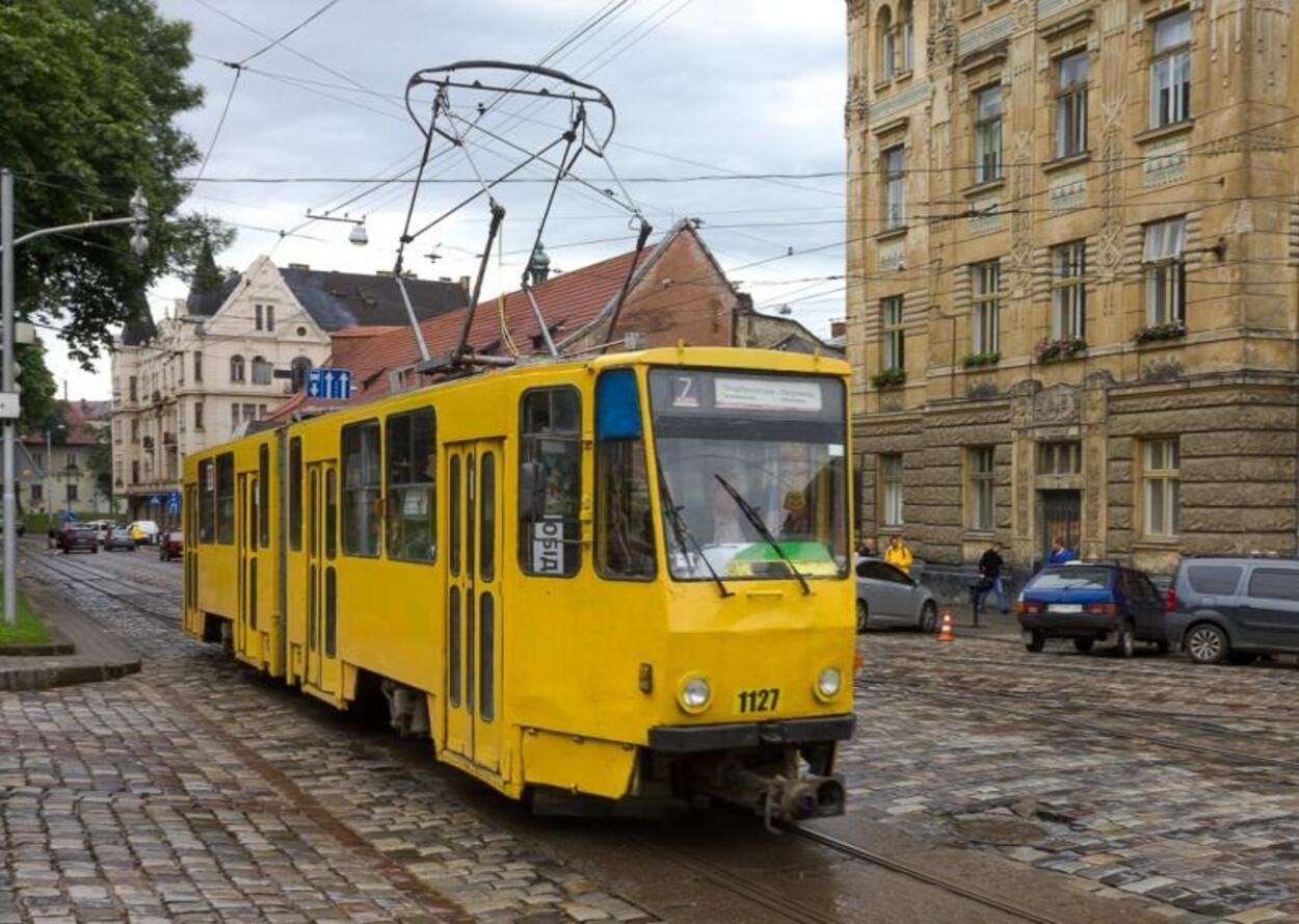 В центре Львова во время движения 11.06.2021 загорелся трамвай: видео 