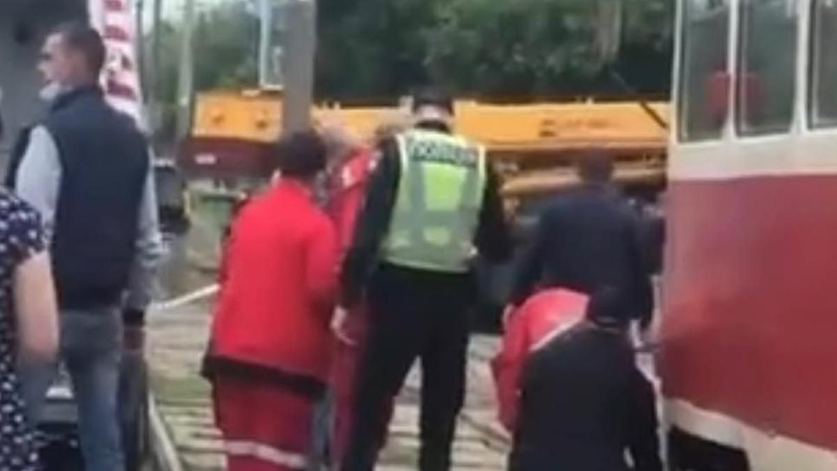 В Киеве девушка попала под трамвай: видео 18+