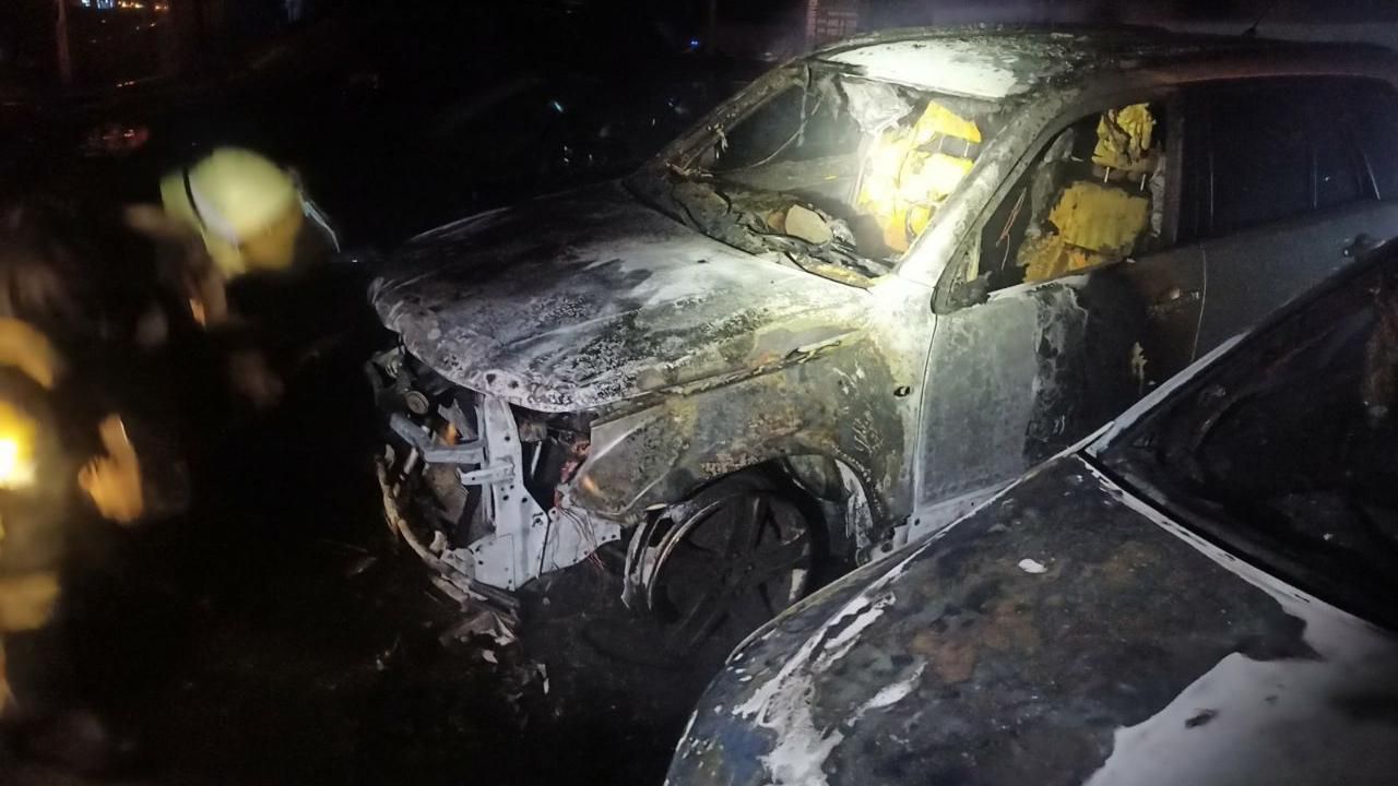 У Харкові згоріли позашляховик і легковик: фото 