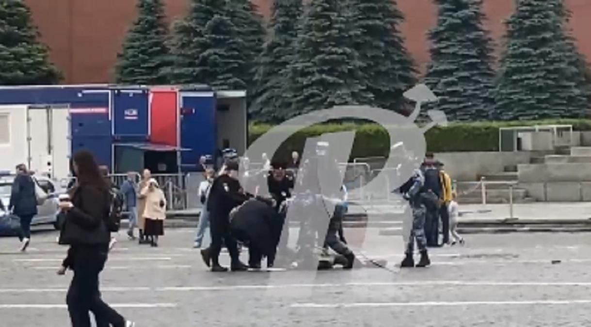 В Москве мужчина выстрелил себе в голову на одиночном пикете