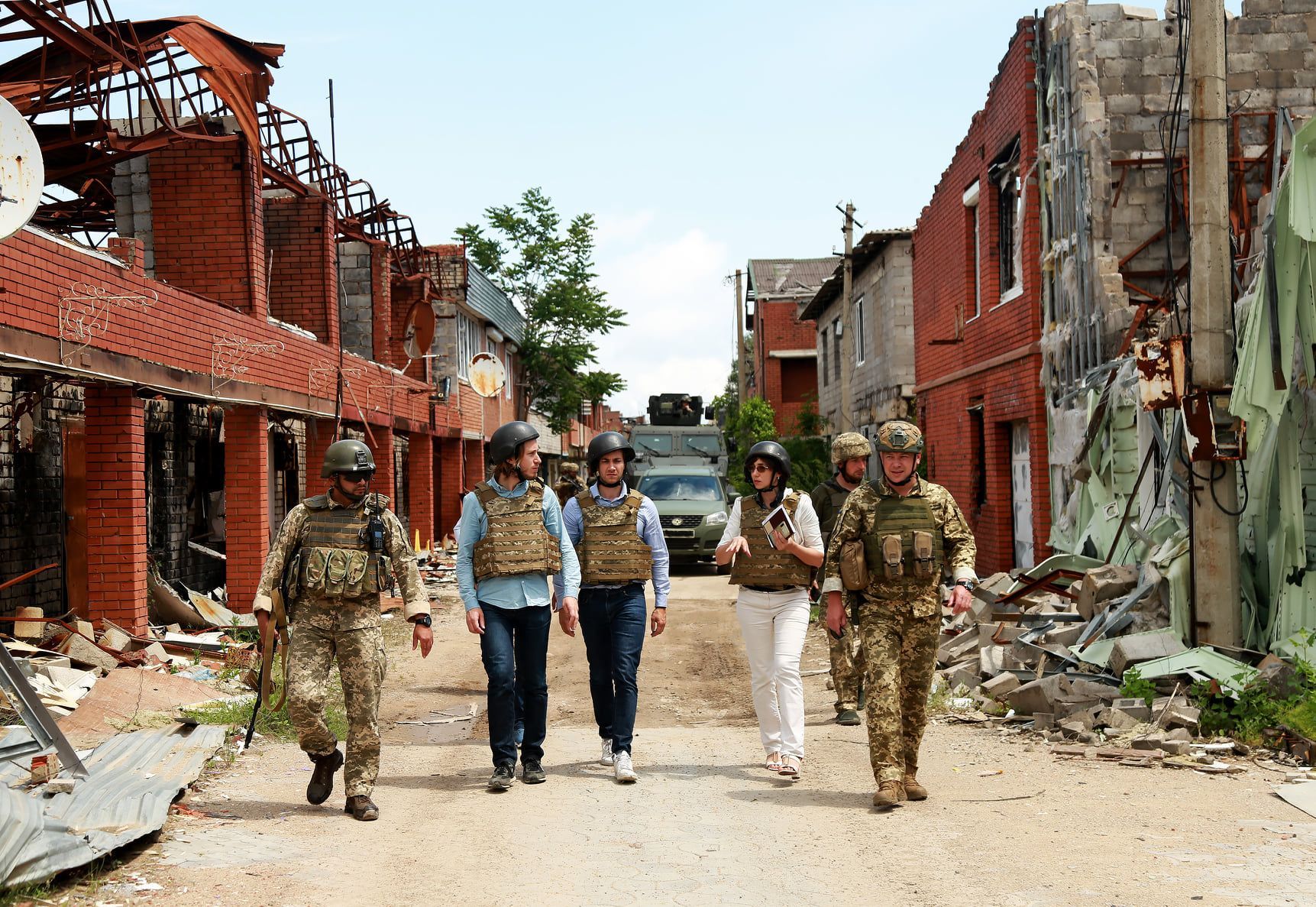 Французькі депутати відвідали прифронтове Широкине Французькі депутати відвідали прифронтове Широкине