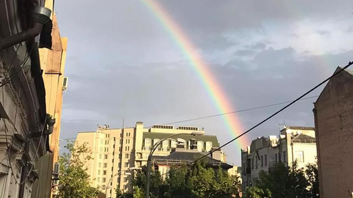 В Киеве люди радуются яркой радуге: фото