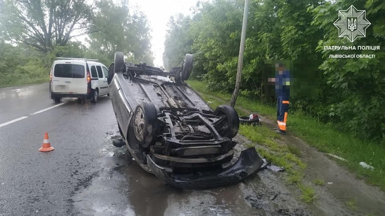 У Львові 23-річний водій під амфетаміном перекинувся на дах: постраждав пасажир – фото