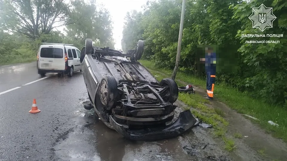 У Львові 23-річний водій під амфетаміном врізався у стовп: авто перекинулось на дах – фото