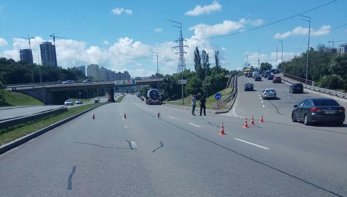 У Києві біля Південного мосту у фури Glusko стався витік газу