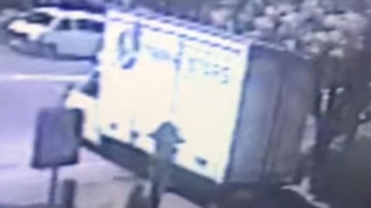 У Борисполі водій позбавлений прав водій вантажівки влетів у ТРЦ У Борисполі водій позбавлений прав водій вантажівки влетів у ТРЦ