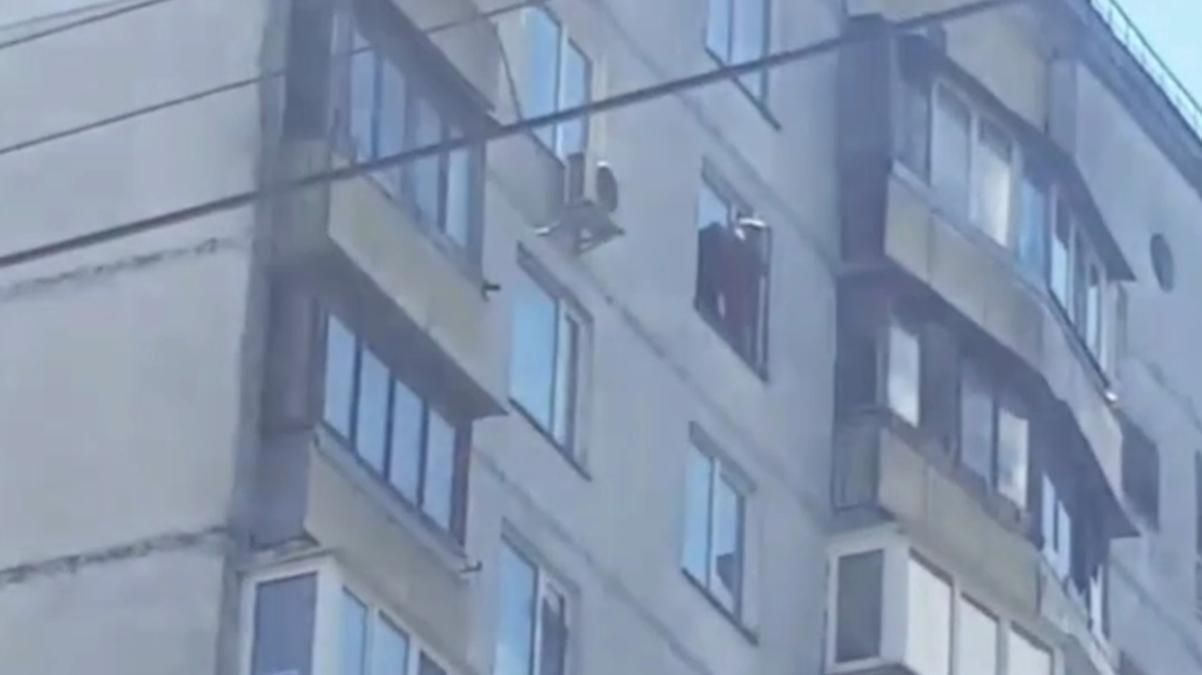 В Киеве на Лукьяновке человек танцевал на карнизе 15 этажа